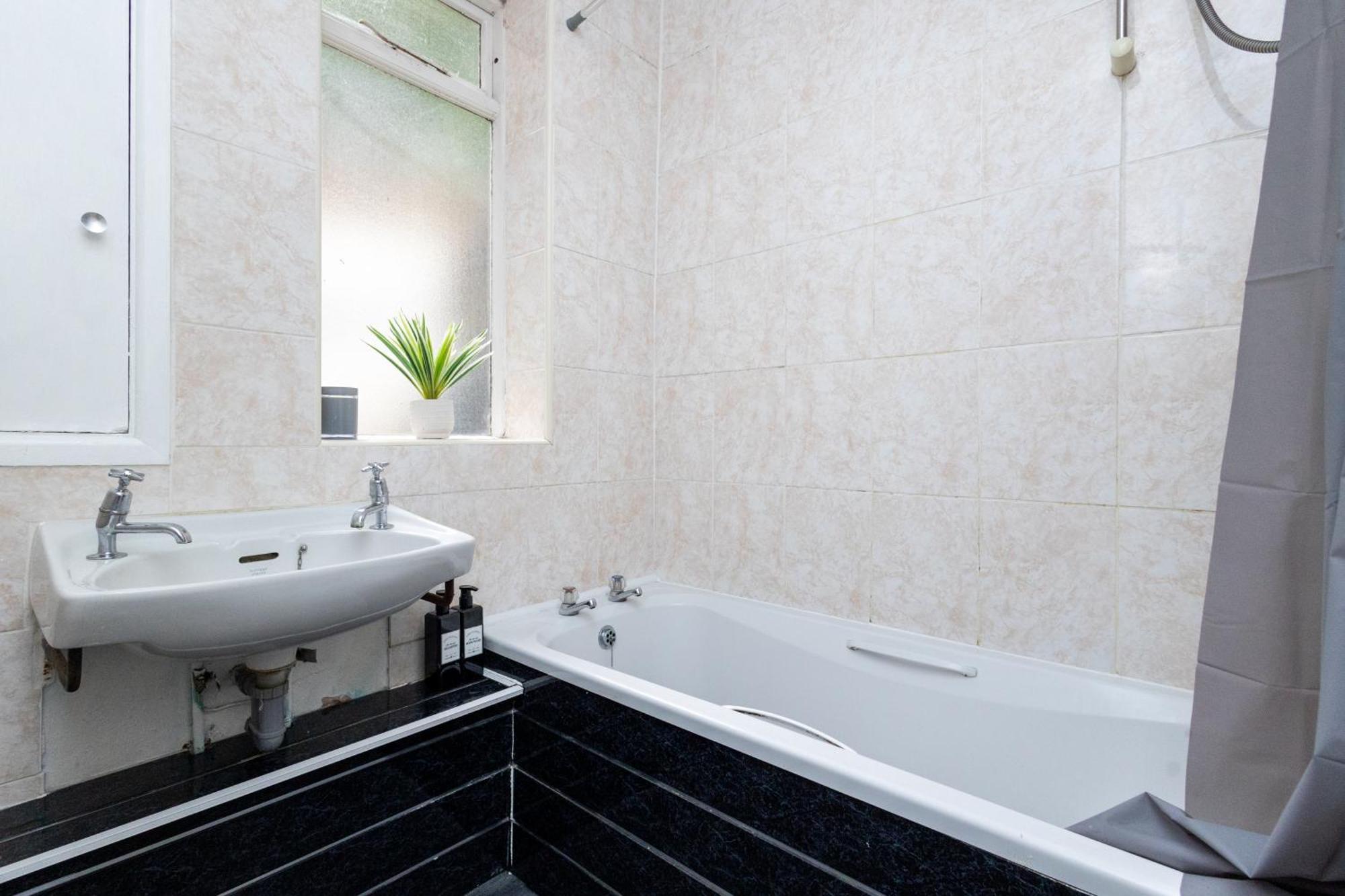 Spacious 3 Bedroom Ground Floor Apartment - 10 Mins From City Centre 利兹 外观 照片
